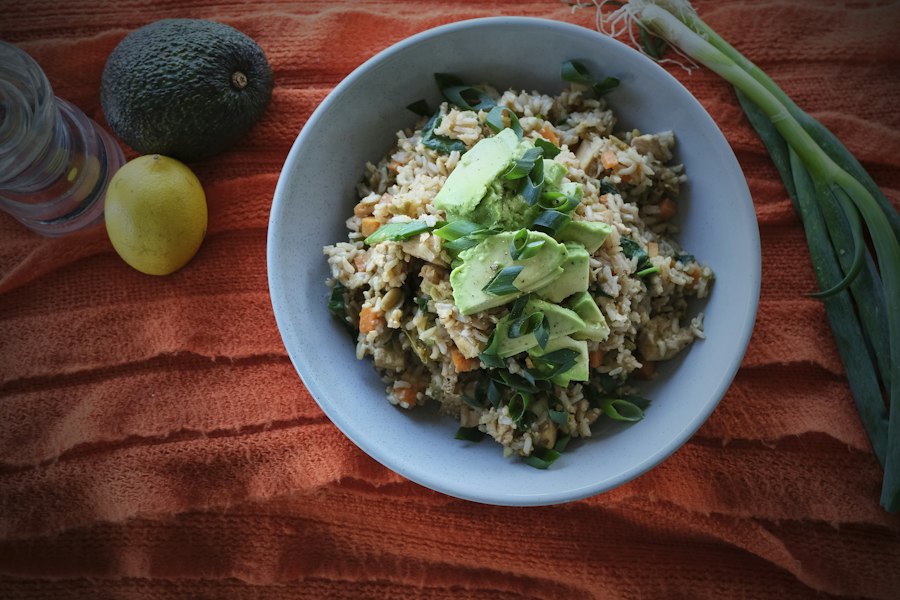 Arroz con verduras y aguacate en un tazón, fotografía ilustrativa