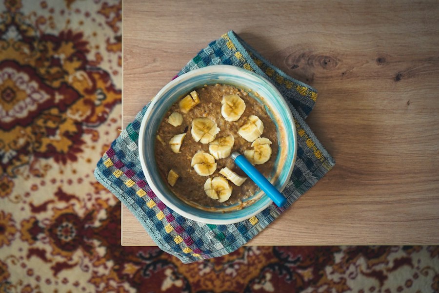 Tazón de avena con rodajas de banana, fotografía ilustrativa
